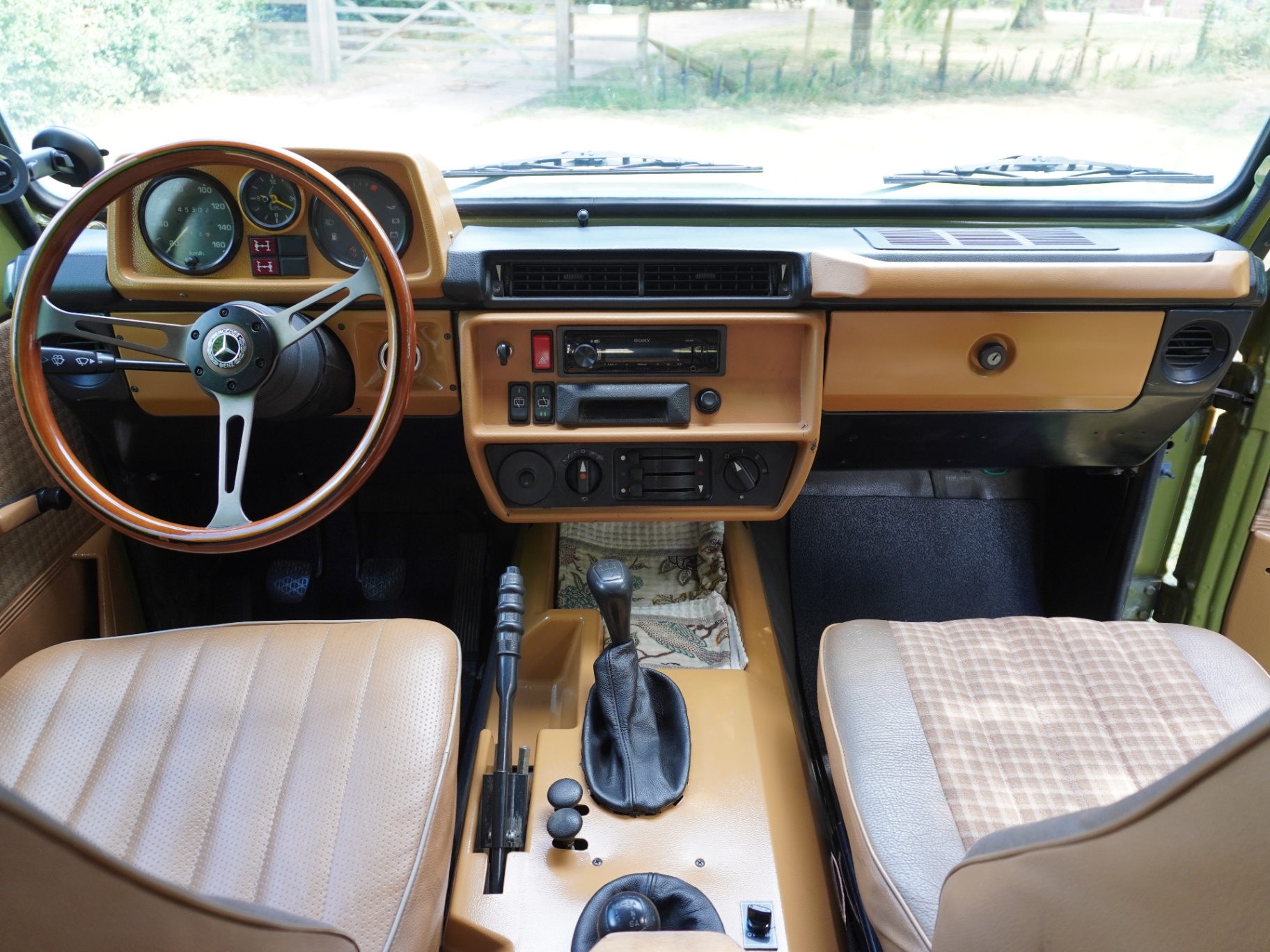Dashboard with wood-rim steering wheel and analogue gauges