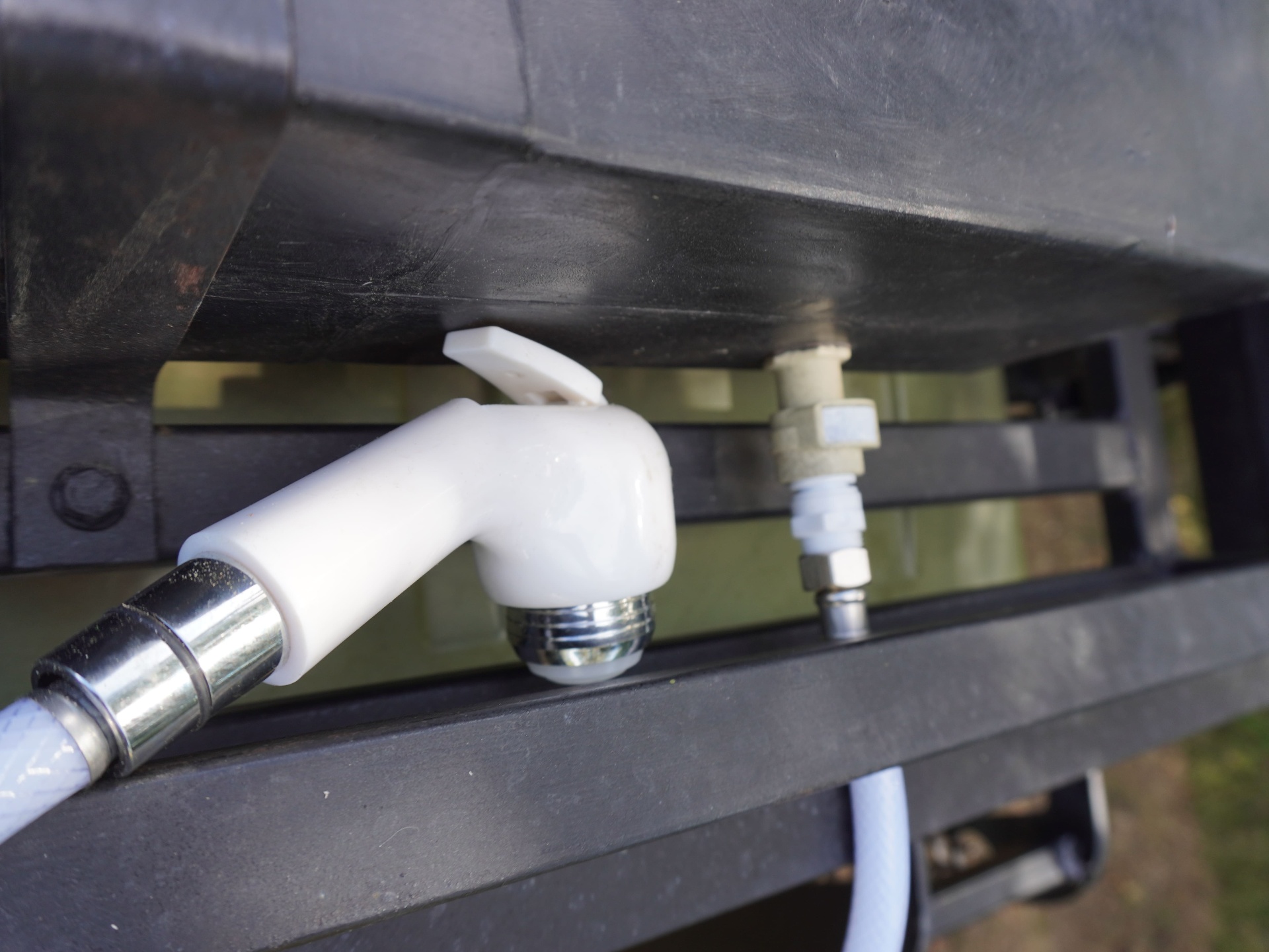 External water tap and quick-connect coupling