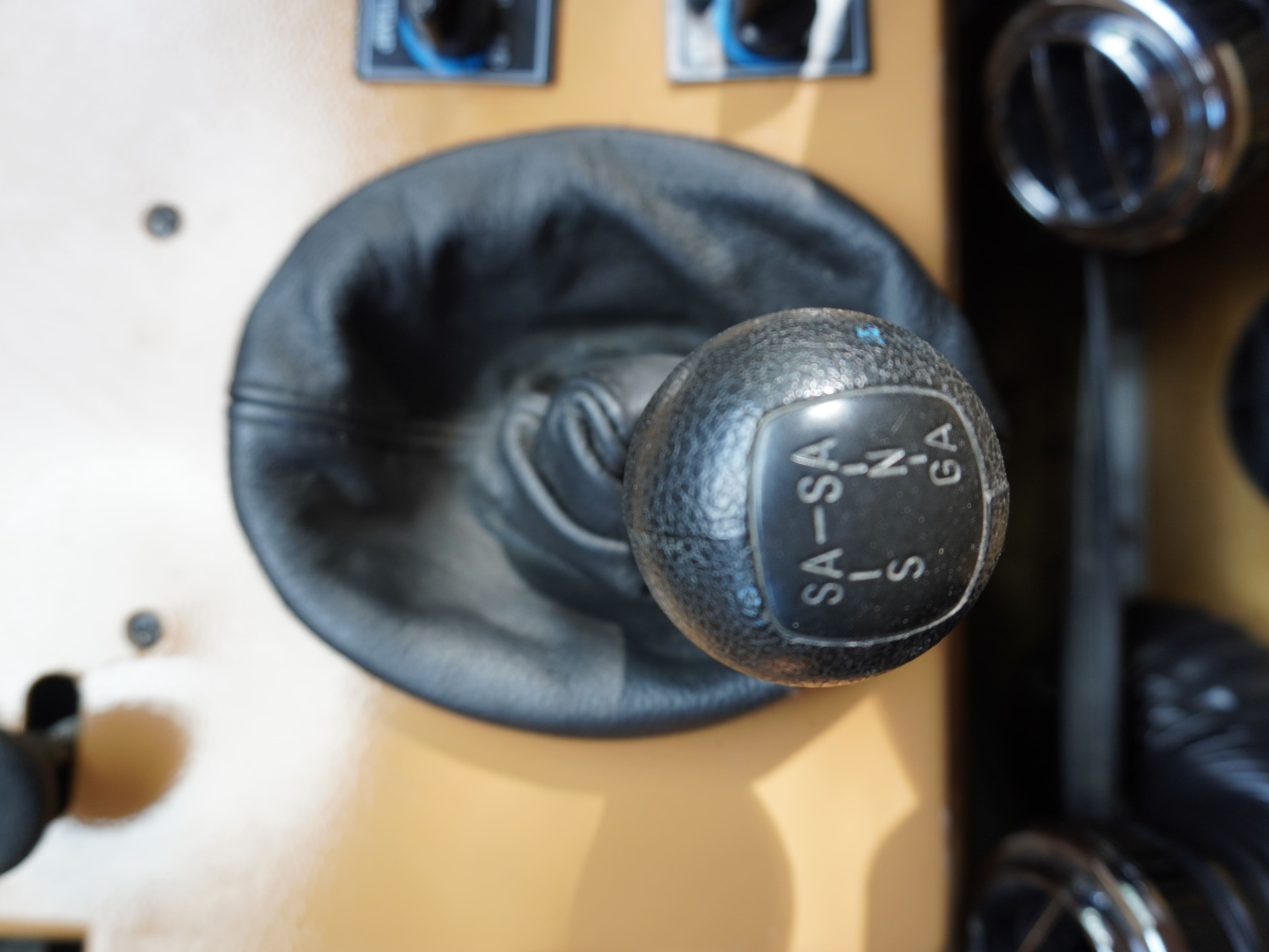 Transfer-case shift knob, close-up