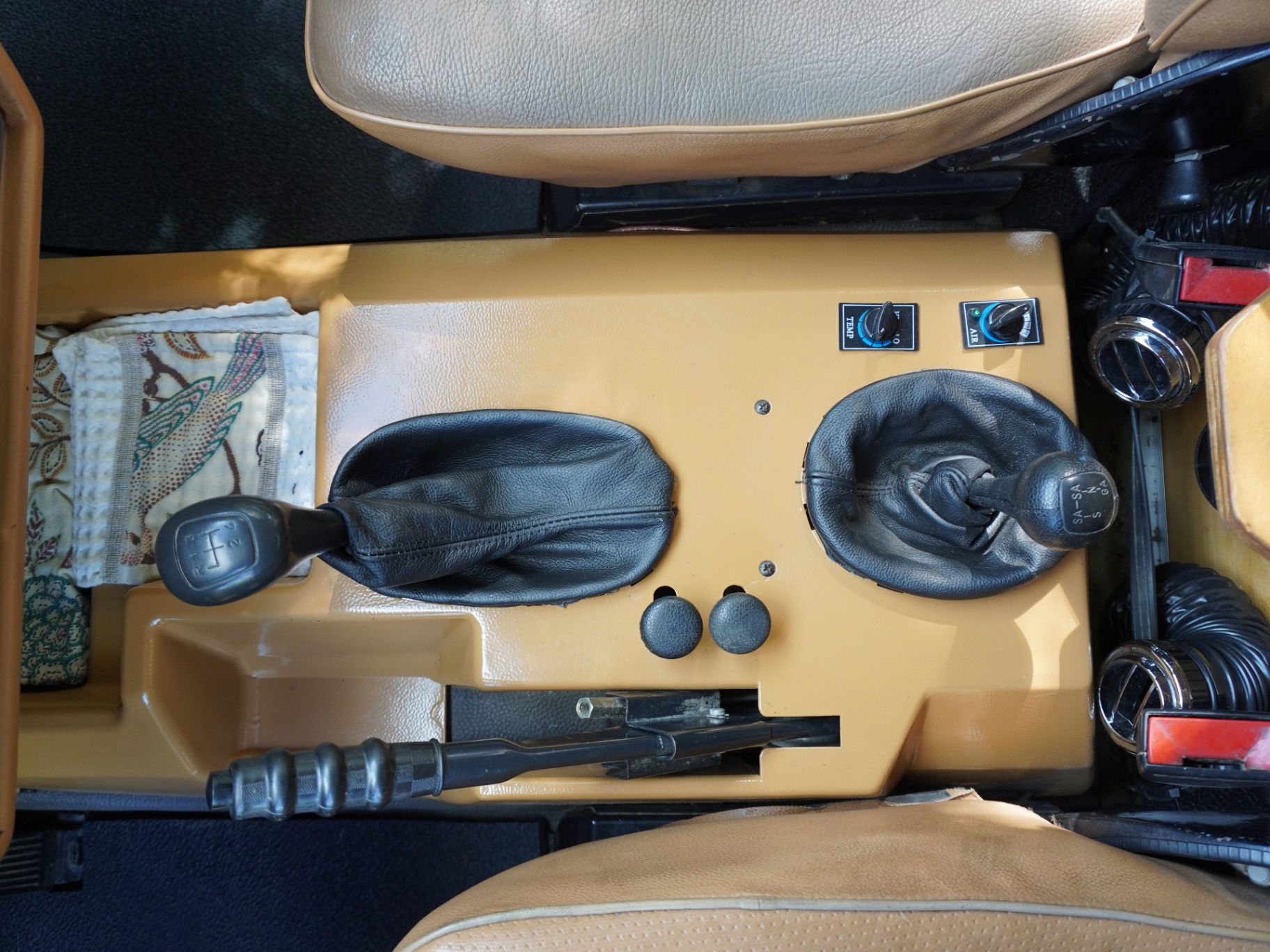 Gearshift, transfer case and low-range levers